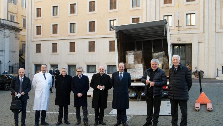 Quà của Đại học Thánh Tâm tặng Đức Thánh Cha cho người nghèo đã đến Vatican
