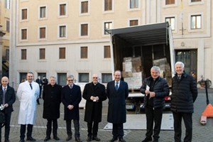 Quà của Đại học Thánh Tâm tặng Đức Thánh Cha cho người nghèo đã đến Vatican