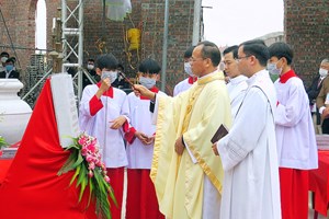 GP.Bùi Chu - Gx. Phú Thọ đặt đá tái thiết thánh đường mới