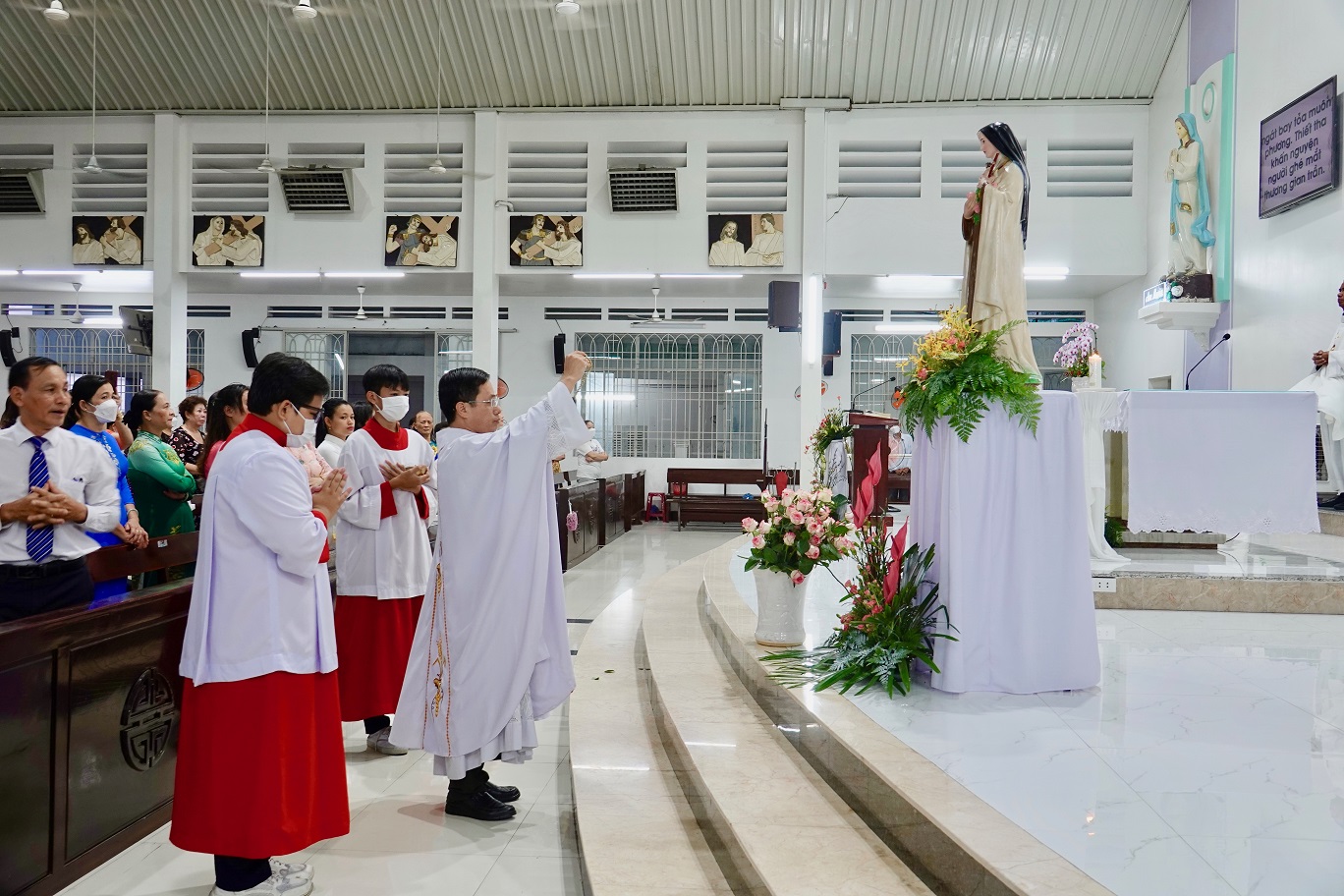 TGP.Sài Gòn - Lễ kính Thánh Têrêsa Hài đồng Giêsu: Bổn mạng Giáo khu IV và Ca đoàn thiếu nhi Giáo xứ Nhân Hòa