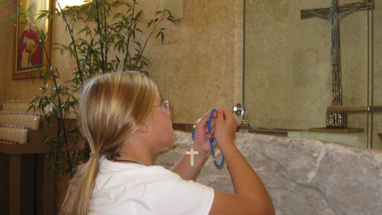 ĐTC mời gọi đọc kinh Mân Côi để phó thác cho Đức Mẹ Ucraina và các nước đau khổ vì chiến tranh và bạo lực