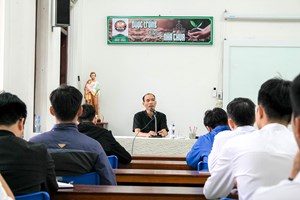 GP.Bắc Ninh - Cha Giuse Hà Mạnh Hoàn gặp gỡ các chú Nhà thánh Phêrô Tự