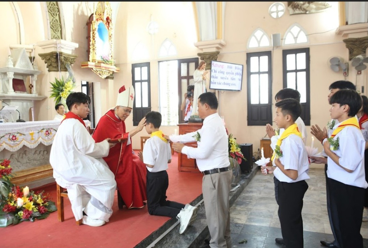 GP.Bắc Ninh - Thánh lễ ban bí tích Thêm Sức tại xứ Hoà Loan