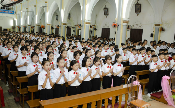 GP.Vinh - Giáo xứ Chính tòa: Hồng ân Chúa Thánh Thần ngự xuống trên 246 em