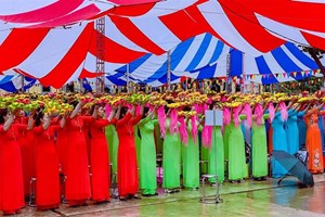 GP.Bắc Ninh - Video dâng hoa Đức Mẹ Mân Côi