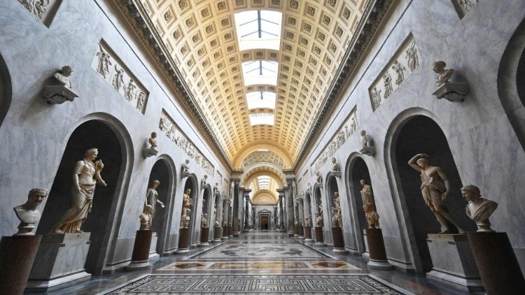 Một du khách làm hư hại hai tượng bán thân tại Bảo tàng Vatican