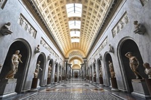 Một du khách làm hư hại hai tượng bán thân tại Bảo tàng Vatican