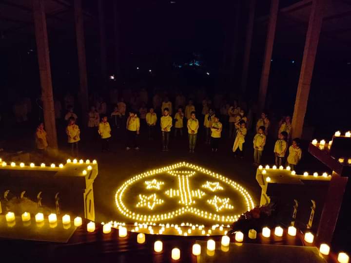 GP.Phát Diệm - Hình ảnh Thiếu nhi Thánh Thể giáo xứ An Ngải thắp nến cầu nguyện cho các linh hồn.