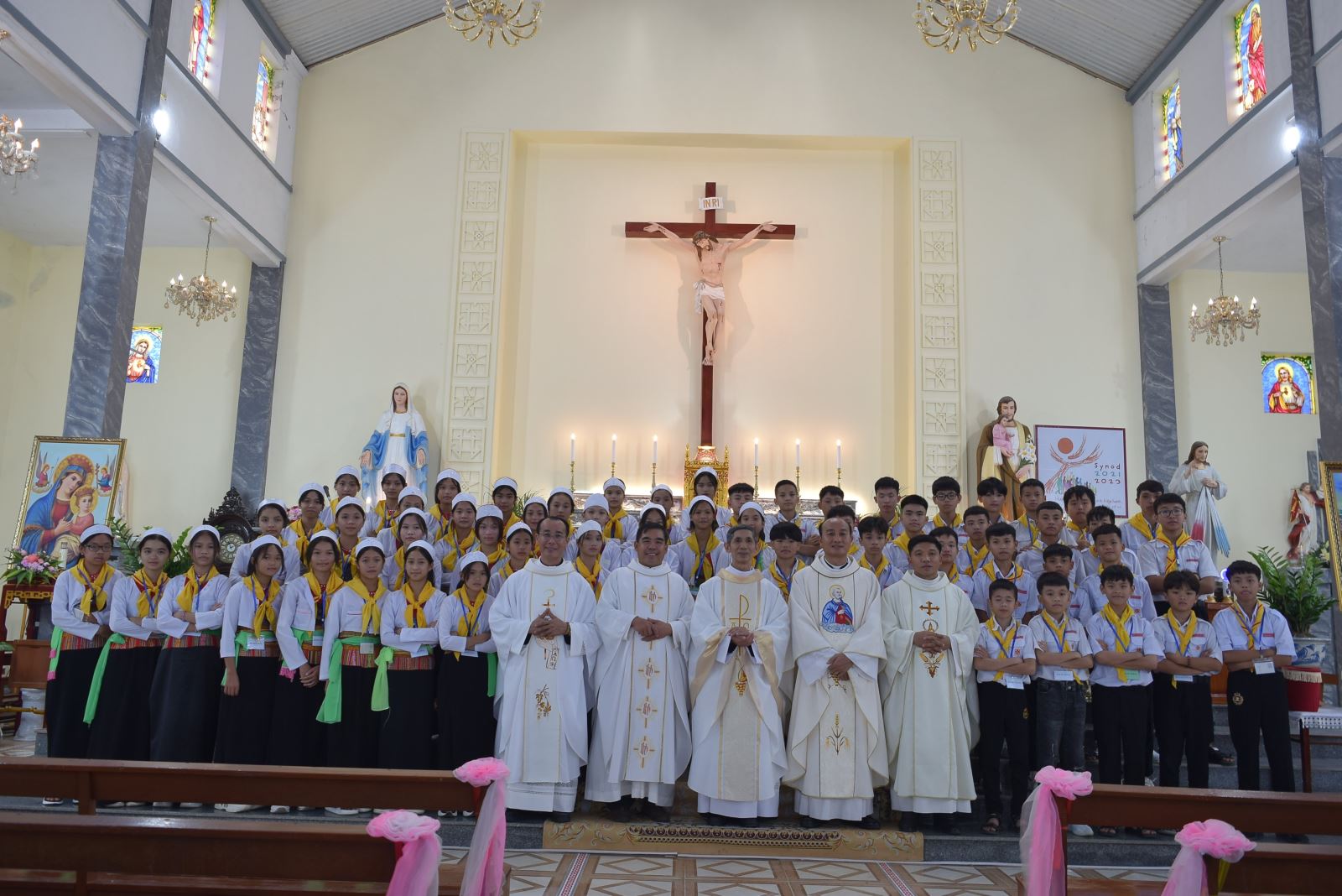 GP.Phát Diệm - Giáo xứ An Ngải: 56 em lãnh nhận hồng ân Chúa Thánh Thần