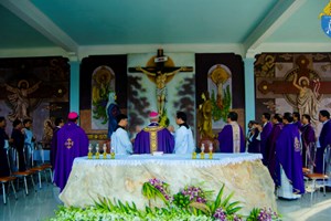 GP.Vinh - Thánh lễ cầu cho các tín hữu đã qua đời tại nghĩa trang Tòa Giám mục