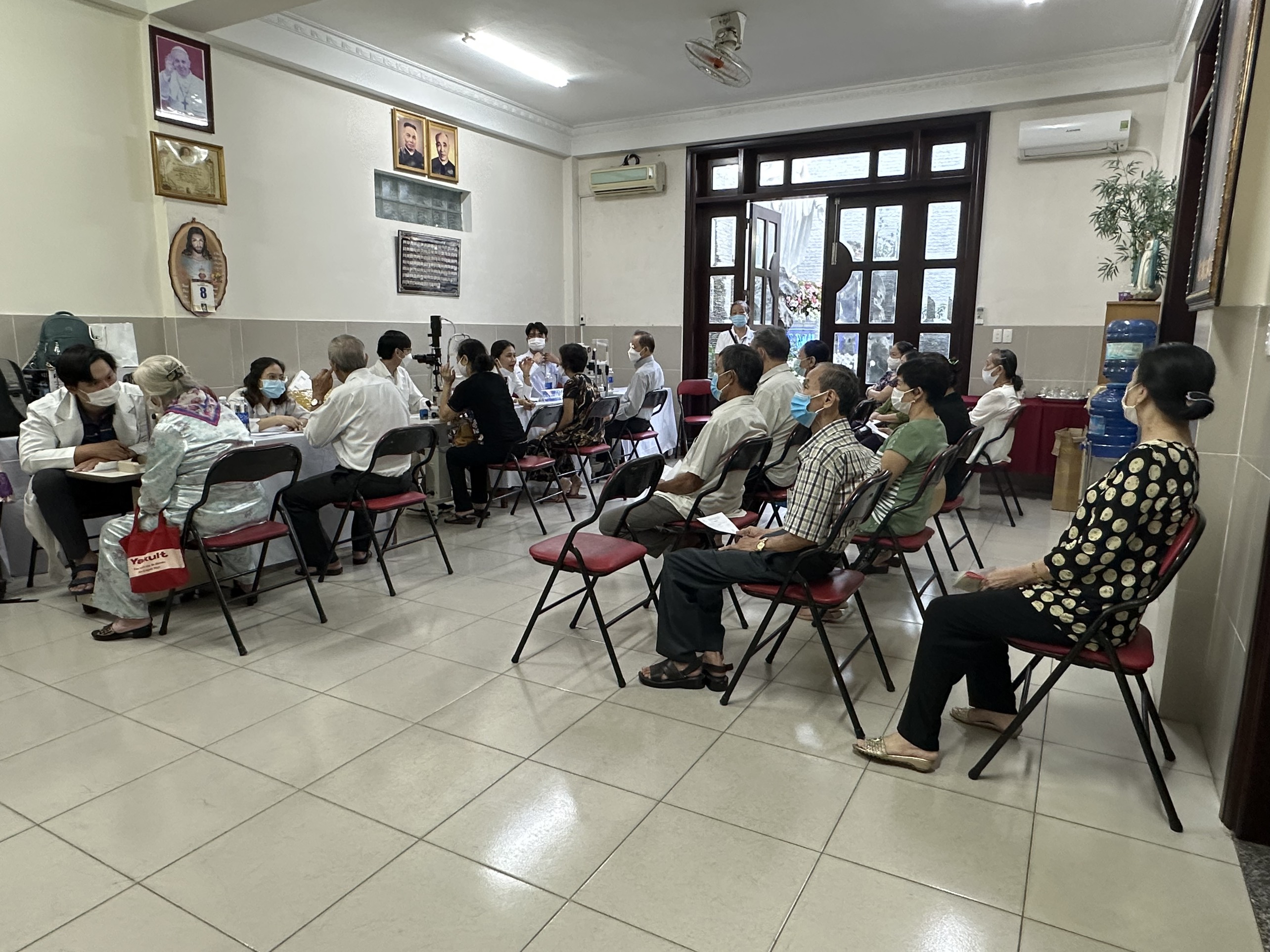 TGP.Sài Gòn - Caritas Giáo xứ Bắc Hà: Khám cho các Bệnh nhân về Mắt