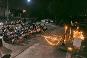 GP.Phát Diệm - Giới trẻ giáo xứ La Vân cầu nguyện cho các đẳng linh hồn tại vườn thánh