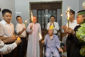 TGP.Huế - Chúc mừng sinh nhật 87 của Đức Nguyên TGM Stêphanô Nguyễn Như Thể