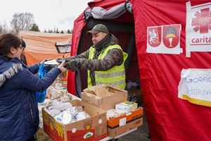Văn phòng bác ái của ĐTC quyên góp áo giữ nhiệt cho người Ucraina