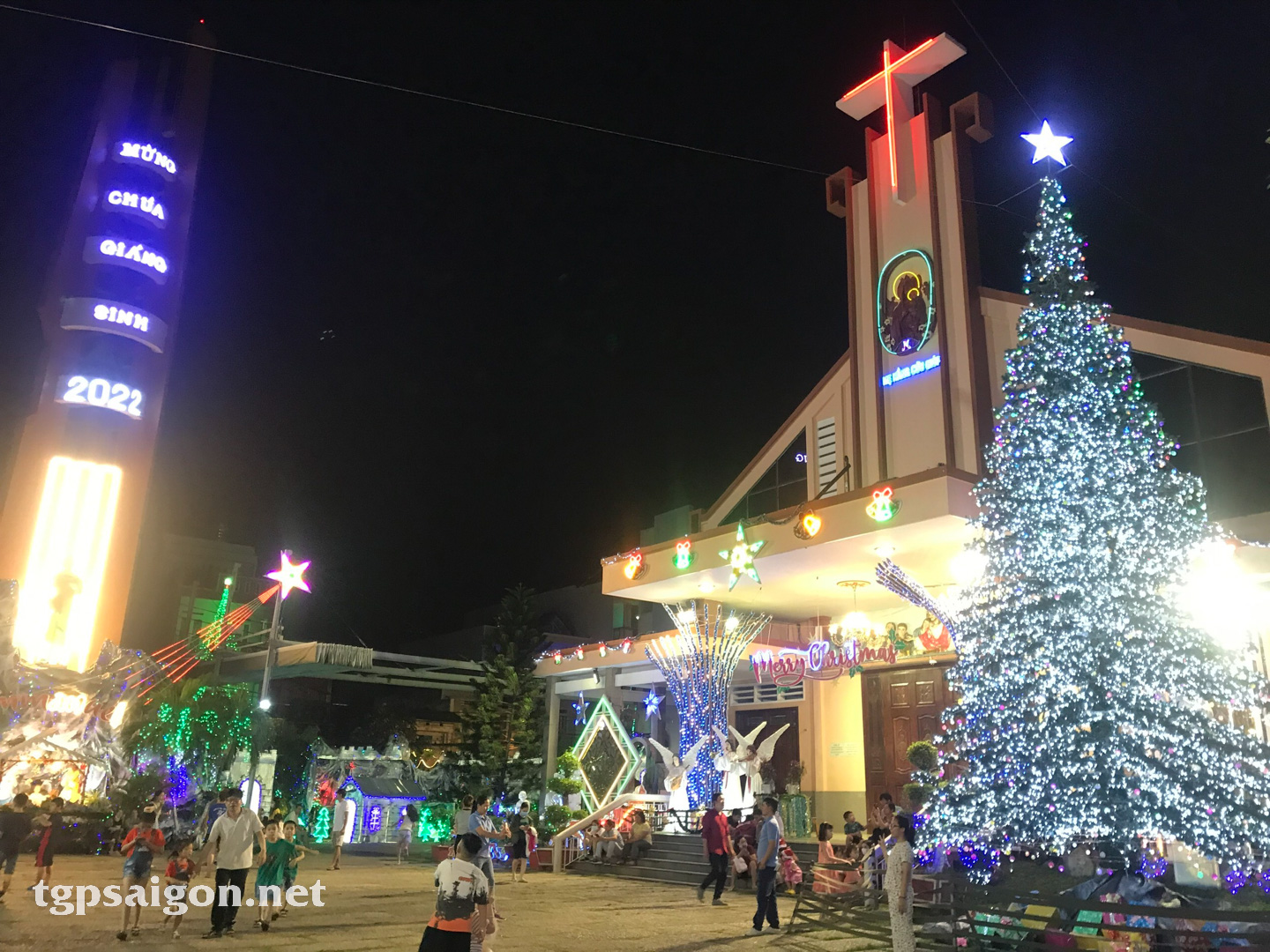TGP.Sài Gòn - Nhà thờ Đức Mẹ Hằng Cứu Giúp: Cây Thông Noel Xoay Tròn 18 Tuổi