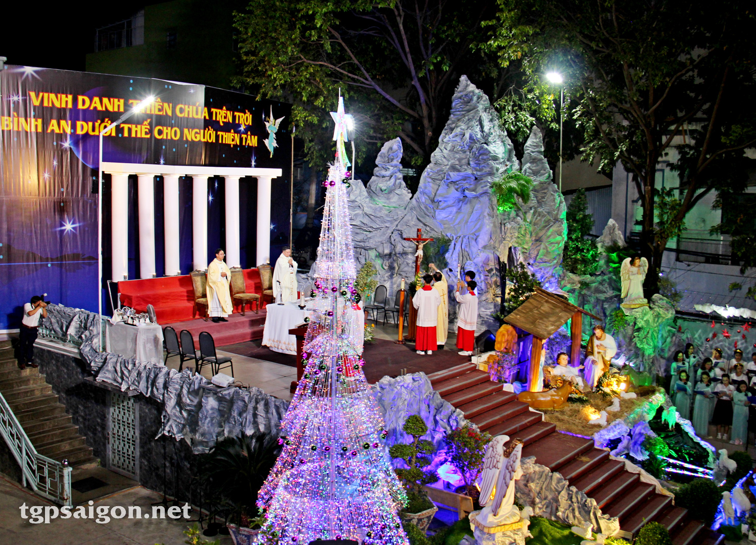 TGP.Sài Gòn - Giáo xứ Bùi Phát: Thánh lễ đêm Giáng Sinh 2022