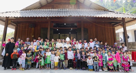 GP.Hưng Hóa - Đức cha Đaminh Hoàng Minh Tiến thăm viếng mục vụ và dâng lễ Giáng Sinh 2022 tại giáo xứ Mộ Xuân