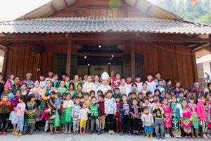 GP.Hưng Hóa - Đức cha Đaminh Hoàng Minh Tiến thăm viếng mục vụ và dâng lễ Giáng Sinh 2022 tại giáo xứ Mộ Xuân