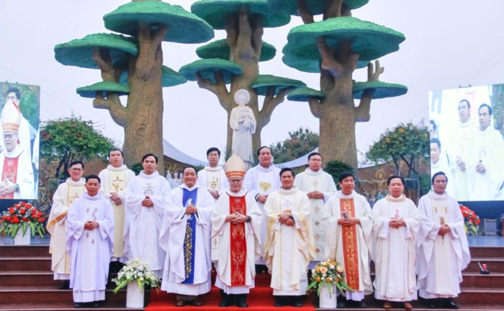 GP.Vinh - Giáo xứ Ngọc Long: Thánh lễ Tạ ơn, khánh thành và làm phép linh đài Mẹ La Vang