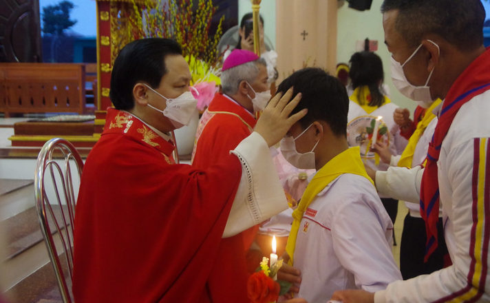GP.Vinh - Giáo xứ Phú Tăng: Thánh lễ khai mạc tuần chầu lượt và ban Bí tích Thêm sức