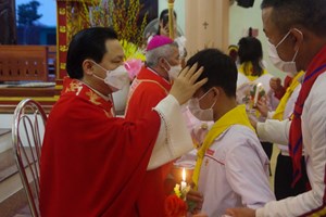 GP.Vinh - Giáo xứ Phú Tăng: Thánh lễ khai mạc tuần chầu lượt và ban Bí tích Thêm sức
