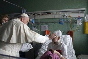 ĐTC thăm trẻ em tị nạn Ucraina tại bệnh viện Bambino Gesù của Vatican