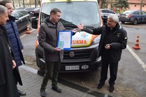 ĐHY Krajewski trao xe cứu thương ĐTC tặng trẻ em Ucraina bị thương