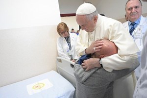 ĐTC mời gọi gần gũi với bệnh nhân ung thư và hỗ trợ gia đình họ