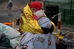 ĐHY Czerny đến Hungary để gặp người tị nạn Ucraina