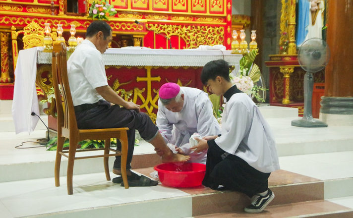 GP.Vinh - Đức cha Anphong Nguyễn Hữu Long cử hành Tam Nhật Thánh và lễ Phục Sinh tại giáo xứ Đại Yên
