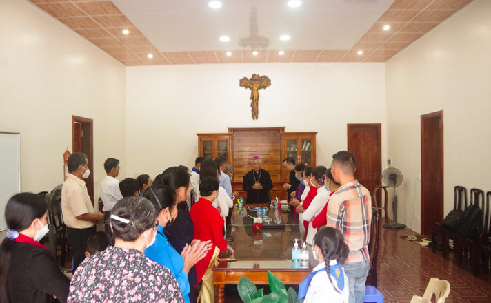 GP.Vinh - Đức cha Anphong viếng thăm mục vụ giáo xứ Sơn Trang