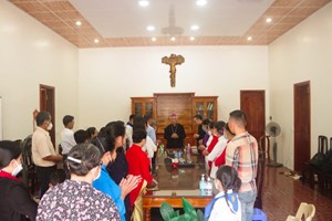 GP.Vinh - Đức cha Anphong viếng thăm mục vụ giáo xứ Sơn Trang