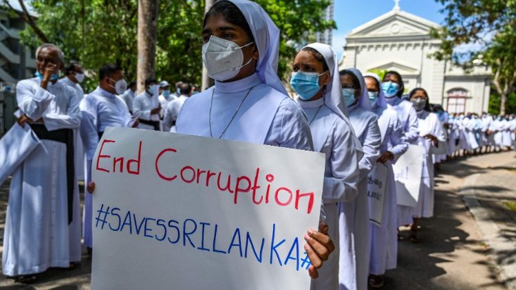 Các linh mục, nữ tu sĩ Sri Lanka tham gia biểu tình phản đối chính phủ