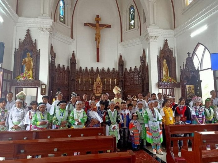 GP.Bắc Ninh - Nà Phặc: 62 anh chị em dân tộc thiểu số lãnh nhận bí tích Rửa tội