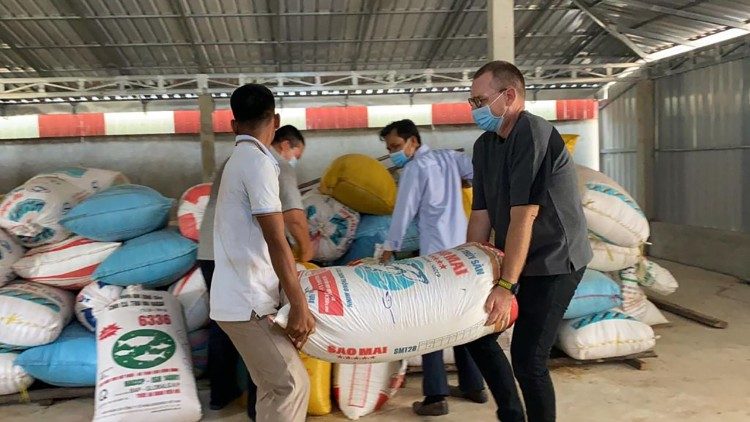 Lãnh đạo Phật giáo Campuchia vinh danh giám mục vì những đóng góp của ngài cho xã hội