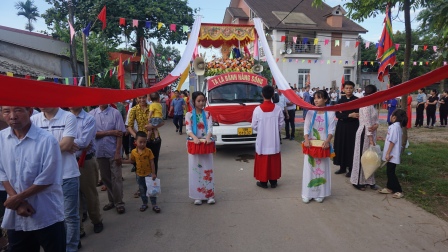 GP.Hưng Hóa - Thánh lễ kính Mình Máu Thánh Chúa Kitô và cung nghinh Thánh Thể ra bên ngoài tại giáo xứ Yên Tập