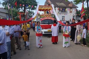 GP.Hưng Hóa - Thánh lễ kính Mình Máu Thánh Chúa Kitô và cung nghinh Thánh Thể ra bên ngoài tại giáo xứ Yên Tập