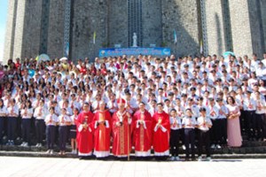 TGP.Huế - Thánh Lễ Ban Bí tích Thêm Sức tại Giáo xứ Chính Tòa Phủ Cam 2022