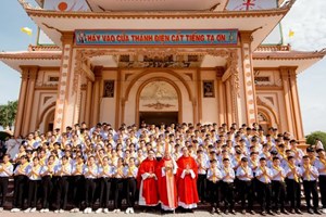 GP.Vinh - Giáo xứ Thanh Dạ: Đức cha Anphong ban bí tích Thêm Sức cho 159 em