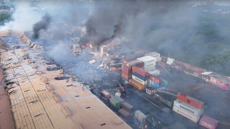 Hàng chục người thiệt mạng trong vụ cháy kho chứa container ở Bangladesh