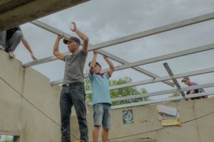 TGP.Huế - Giới trẻ Giáo sở Nước Ngọt sửa nhà cho các cụ già neo đơn