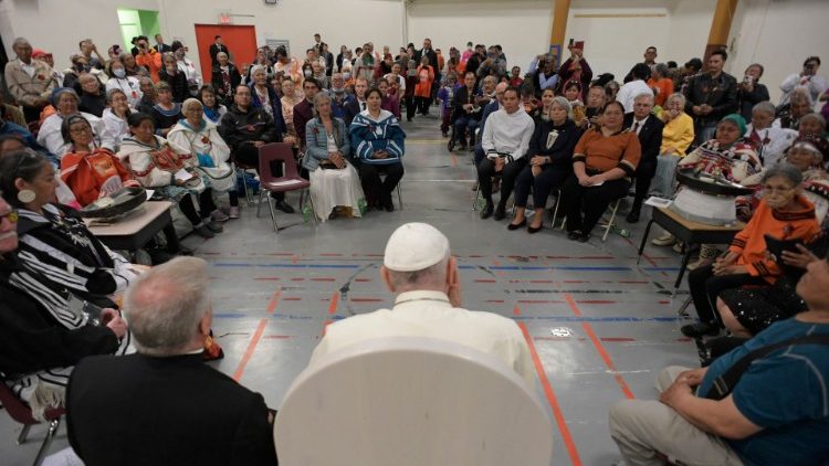 ĐTC rời Québec đến Iqaluit – Gặp riêng một số cựu học sinh các trường nội trú tại trường tiểu học ở Iqaluit