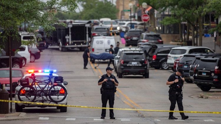 ĐTC Phanxicô và ĐHY Cupich cầu nguyện cho các nạn nhân của vụ xả súng ở bang Illinois