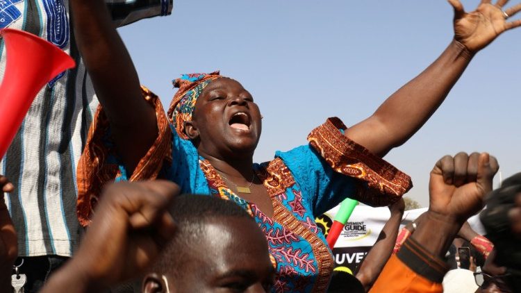 Khủng bố giết 14 người trước một nhà thờ ở Burkina Faso