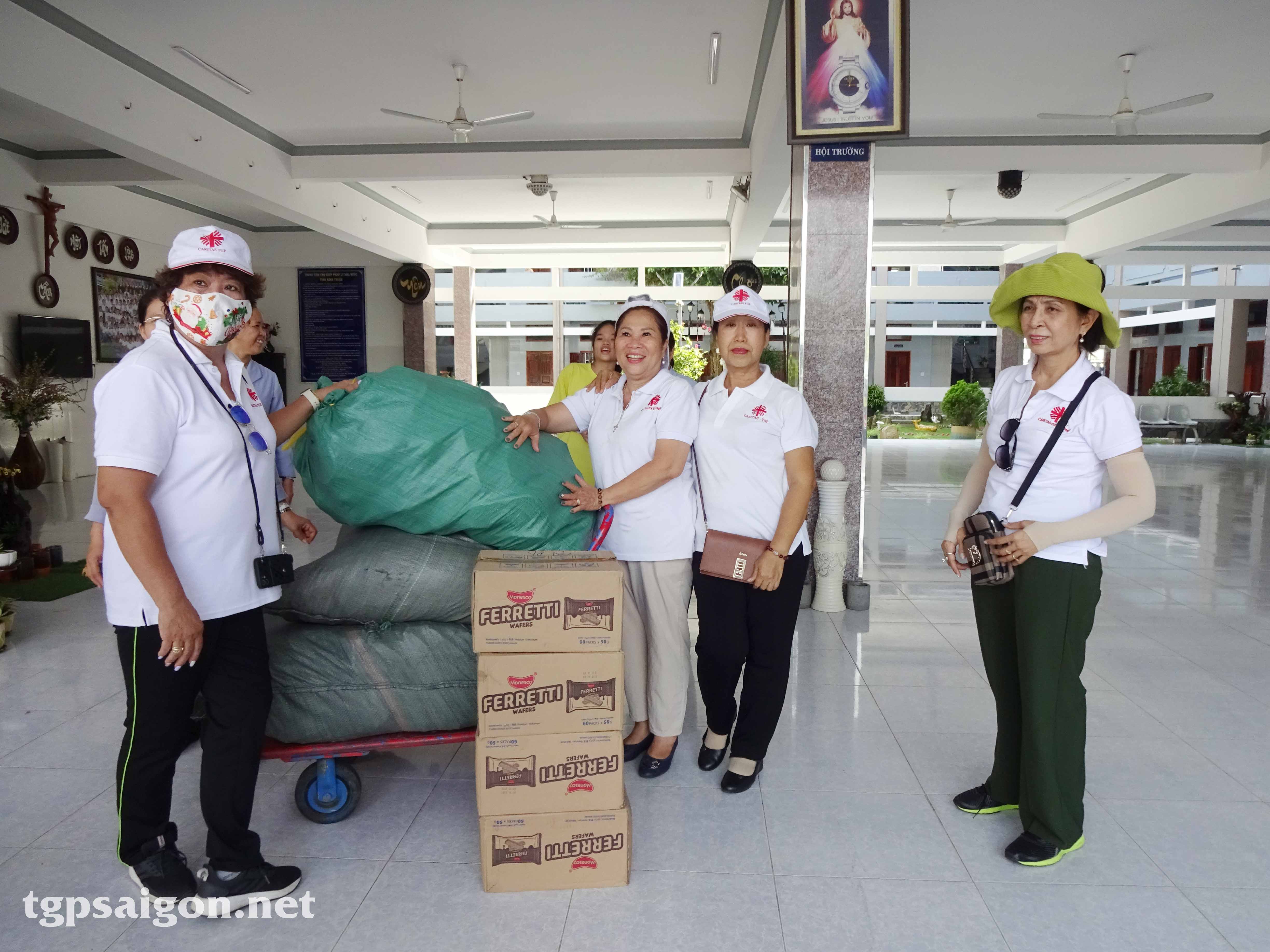 TGP.Sài Gòn - Ban Caritas giáo xứ Tân Phú: Hành hương kính viếng Đức Mẹ Tà Pao và chia sẻ bác ái