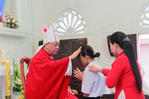 GP.Vinh - Giáo xứ Đông Kiều: 39 em lãnh nhận hồng ân Chúa Thánh Thần
