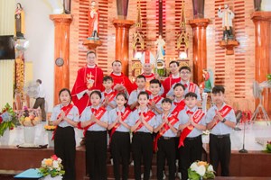 GP.Vinh - Giáo xứ Lâm Xuyên: 12 em lãnh nhận hồng ân Chúa Thánh Thần trong tuần chầu đền tạ