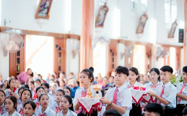 GP.Vinh - Giáo xứ Vạn Lộc: 80 em lãnh nhận bí tích Thêm sức