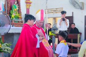 GP.Vinh - Giáo xứ Nhật Quang: Hồng ân Chúa Thánh Thần ngự xuống trên 34 em