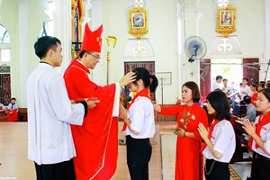 GP.Bắc Ninh - 200 em thiếu nhi nhận ấn tín Chúa Thánh Thần tại Nhã Lộng